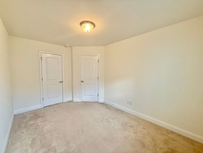 Building Photo - Spacious 3BD, 2.5BA End Unit Raleigh Townhome Near White Oak Shopping Center, I-40, and Downtown ...
