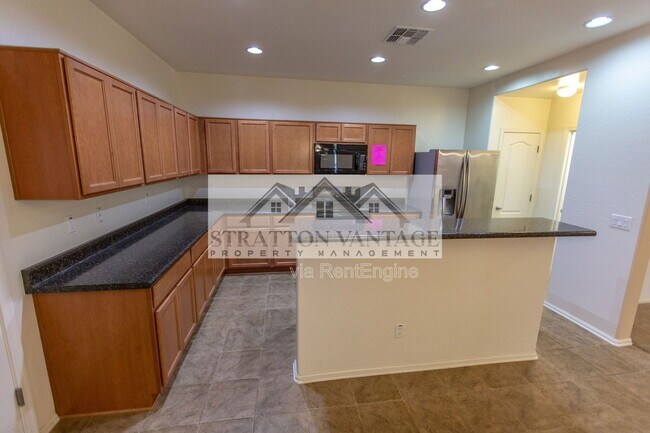 Building Photo - 928 S Hawk Ln