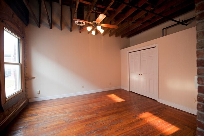 Building Photo - Market 202