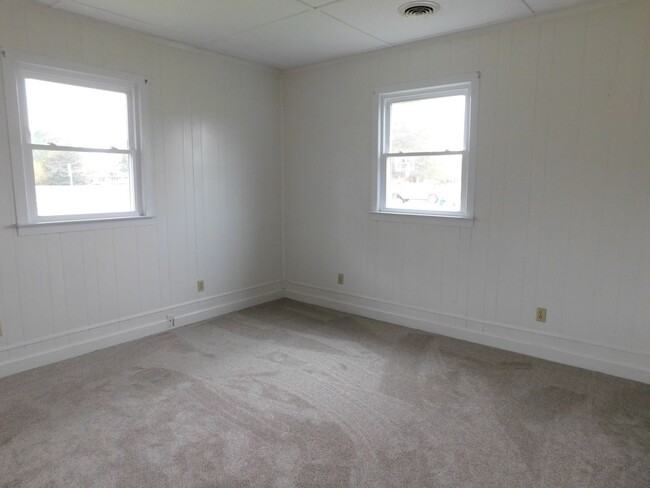 Building Photo - Newly Renovated 3 bedroom, 2 bath home