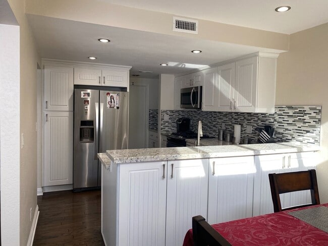 Building Photo - 3 bed, 2 1/2 bath fully remodeled unit in East Simi Valley