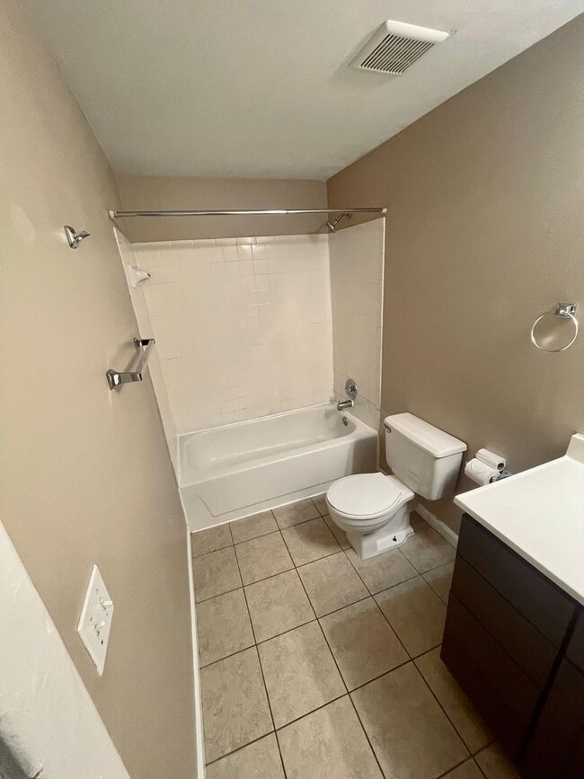 Building Photo - Renovated huge 2br/1ba in Shaw neighborhood,