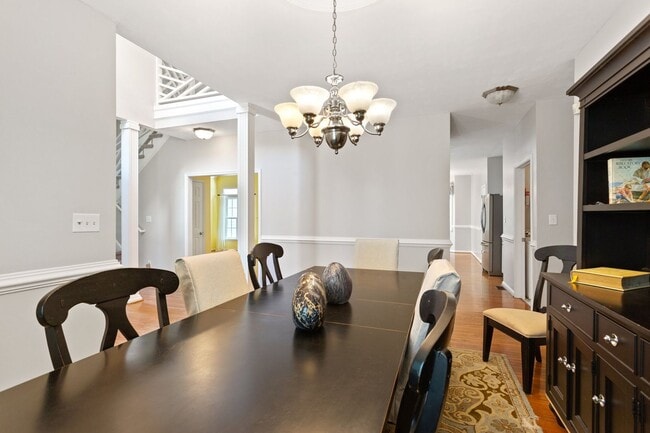 Building Photo - 5BR/3BA with Fresh Paint and New Carpet in...