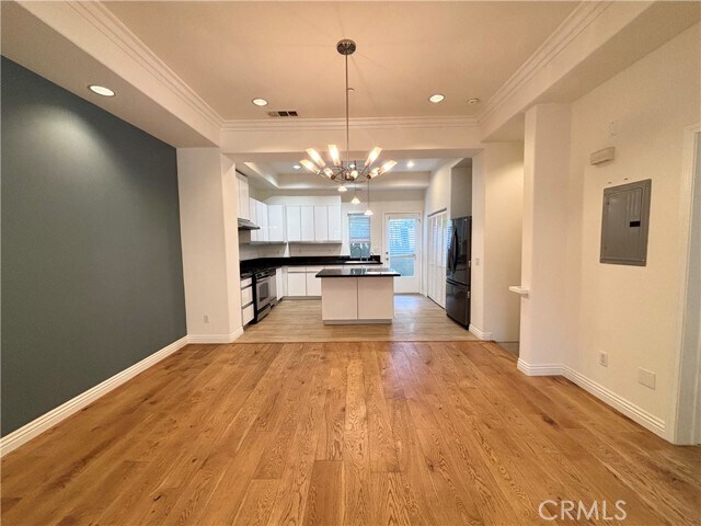 Building Photo - 441 N Los Robles Ave