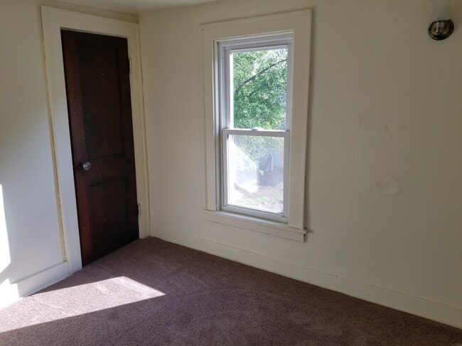 Building Photo - Updated 3 Bedroom House with 1st floor lau...