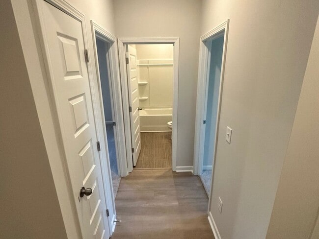 Building Photo - LOCATION, LOCATION, LOCATION! 10 Minutes f...
