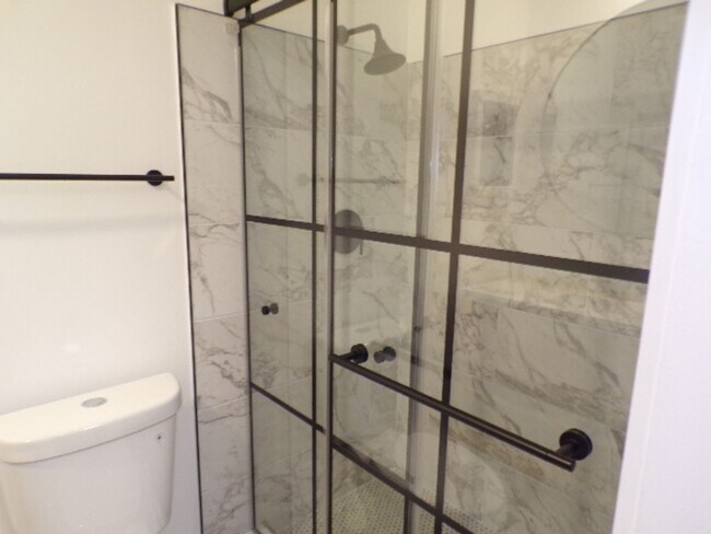 Building Photo - Remodeled Condo Located In Woodlake Villas