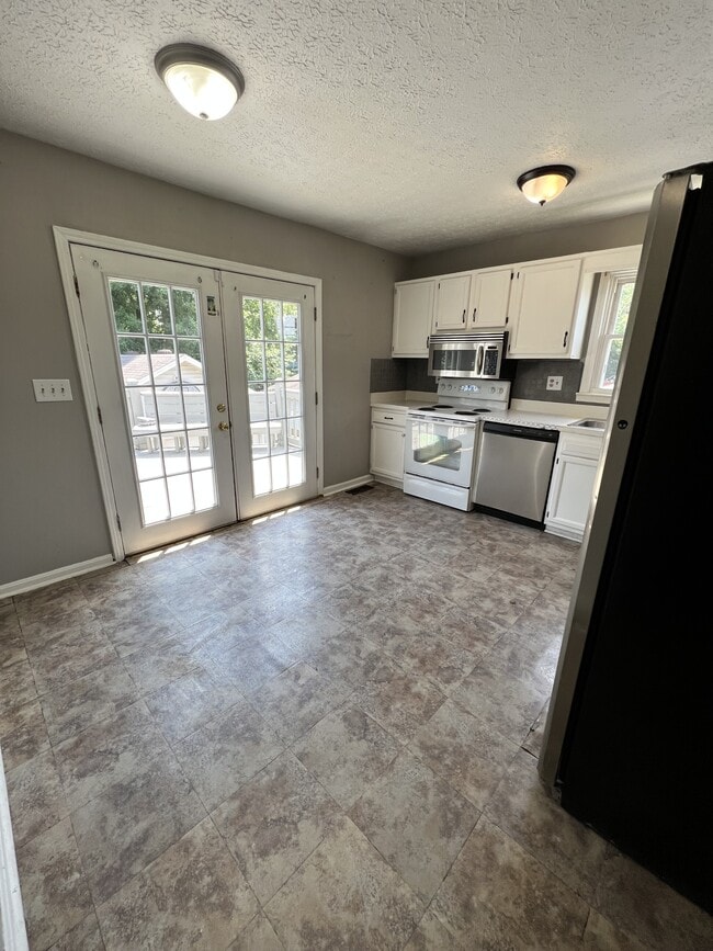 Building Photo - 3700 Hillcross Dr