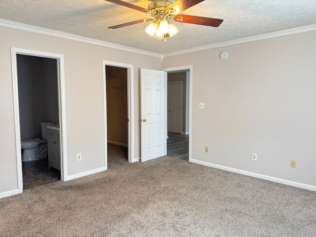 Building Photo - 684 Hummingbird Ln