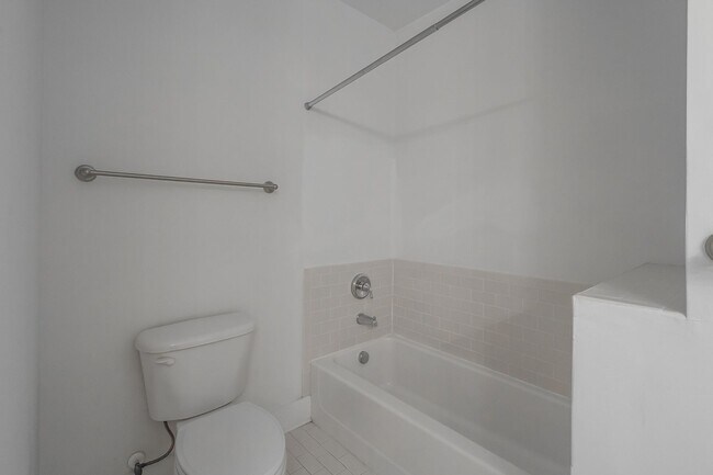 Building Photo - Wonderful 2bd/2bth uptown condo! lots of space in a beautiful building