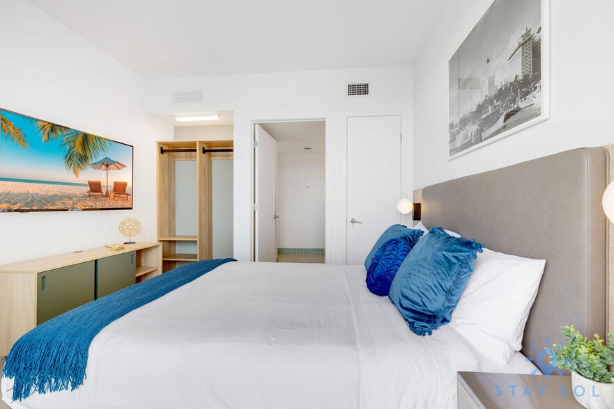 Building Photo - 601 NE 1st Ave