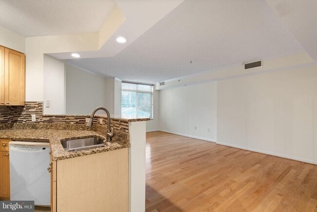 Building Photo - 3101 N Hampton Dr