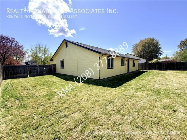 Building Photo - 2324 Yucca Pl