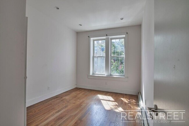 Building Photo - Renovated Spacious 2 BR in Bushwick