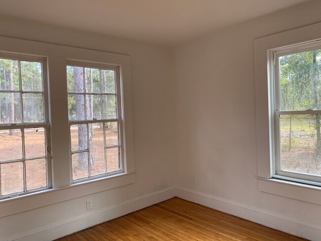 Building Photo - 3 Bed / 2 Bath 1,174 sqft