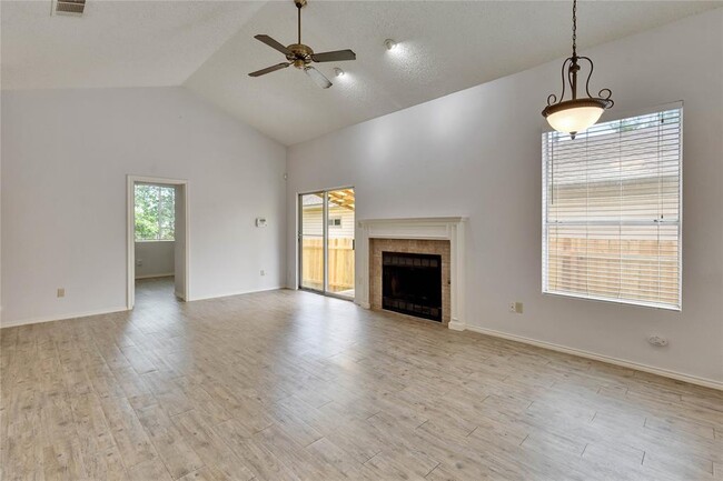 Building Photo - 2103 Castle View Dr