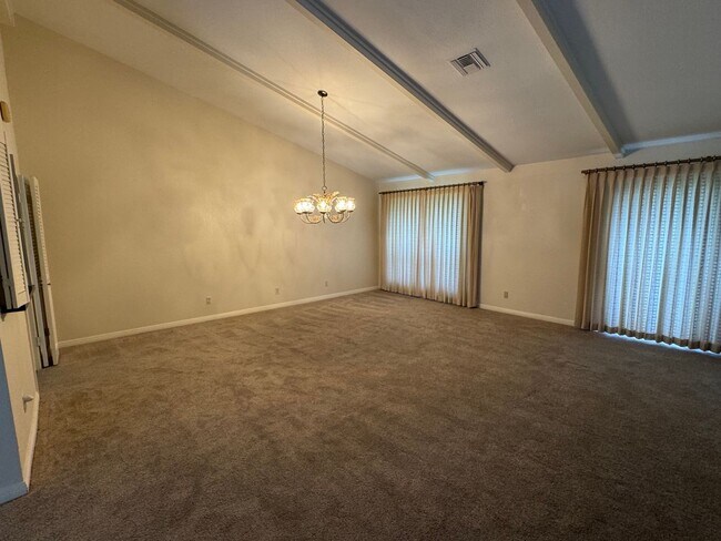 Building Photo - Beautiful Central Waco Home