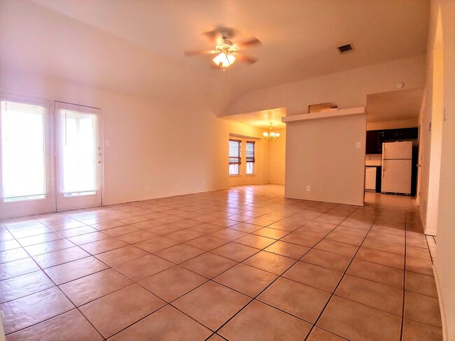 Building Photo - Check out this ADORABLE 4 bed / 2 bath hom...