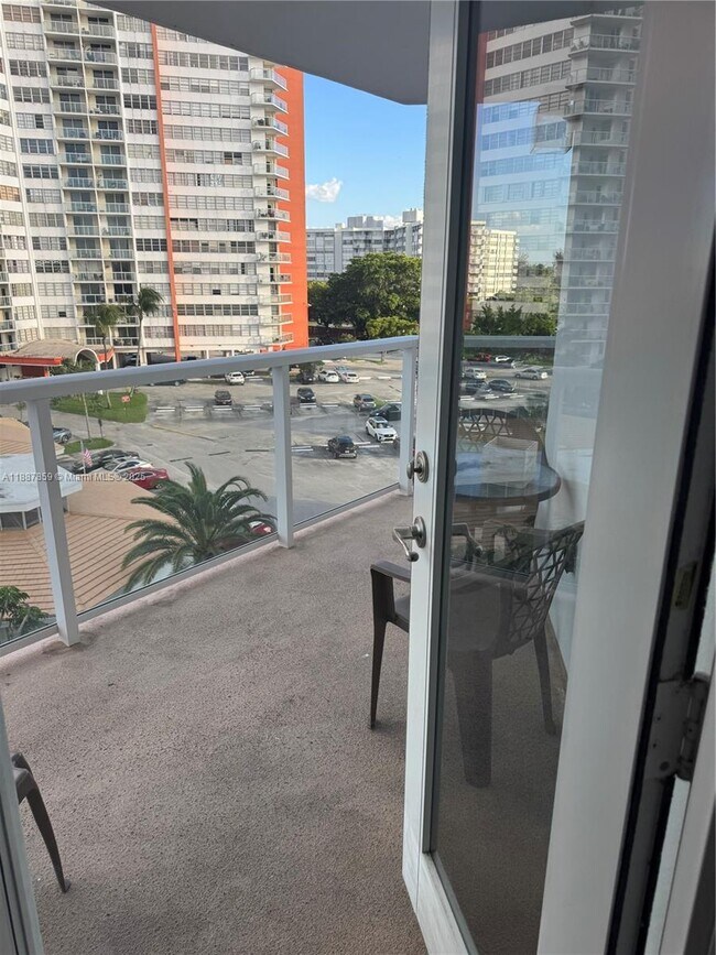 Building Photo - 1301 NE Miami Gardens Dr