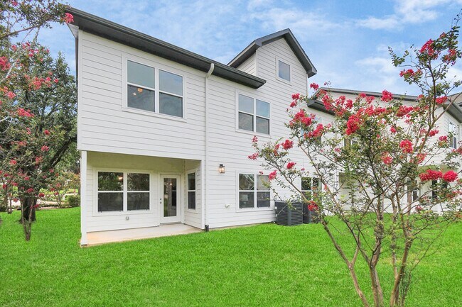 Building Photo - 3814 Lakewood Dr