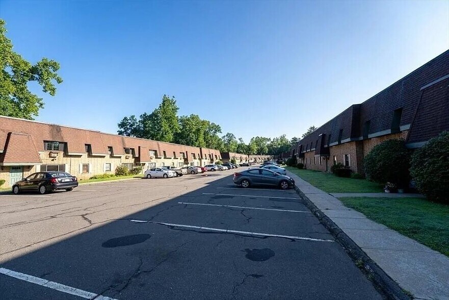 Building Photo - 549 Russell Rd