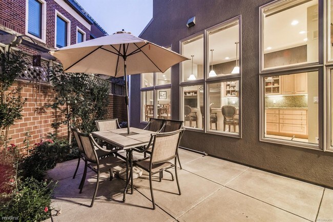 Building Photo - 4 br, 3.5 bath Duplex - 400 Clayton Street