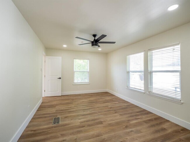 Building Photo - 201 Mockingbird Ln W