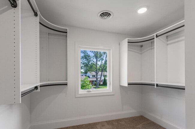 Building Photo - Four bedroom executive rental available no...