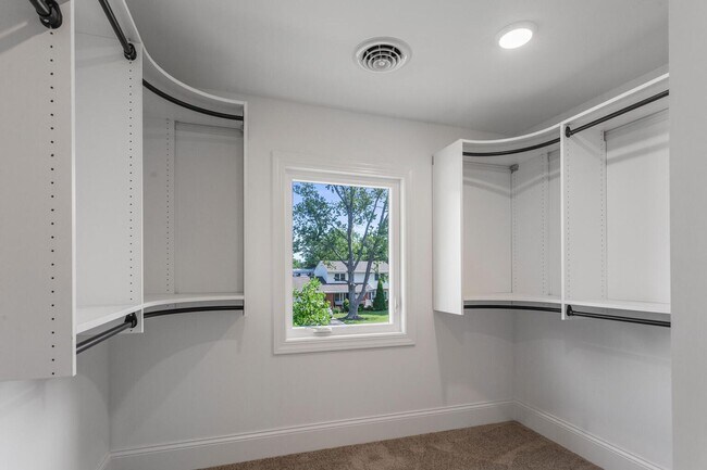 Building Photo - Four bedroom executive rental available now in Champaign's sought after Devonshire neighborhood!