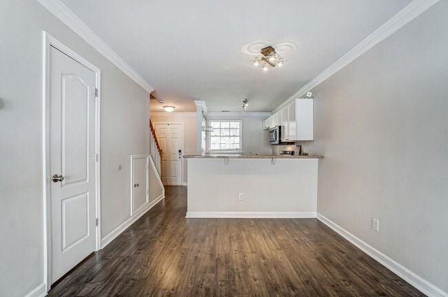 Building Photo - Charming Townhome in Sought-After Williams...