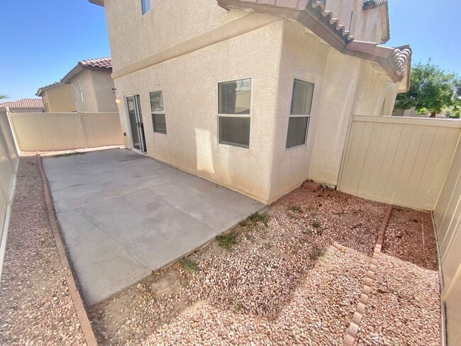 Building Photo - BEAUTIFUL 3 BEDROOM 2.5 BATHROOM 2 CAR GAR...