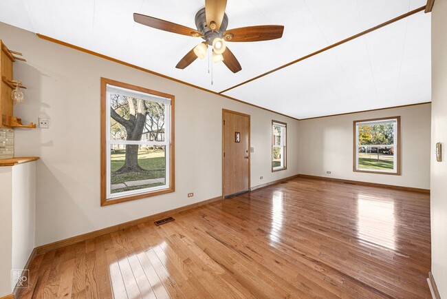 Building Photo - Beautiful End Unit Townhome with Garage!