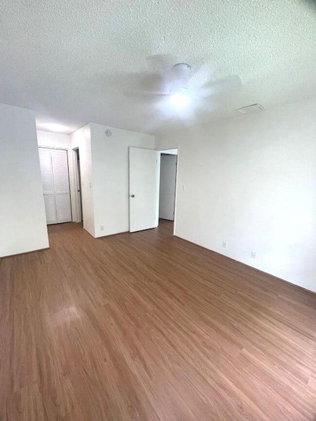 Building Photo - Recently Renovated 2 Bedroom / 1 Bath in K...