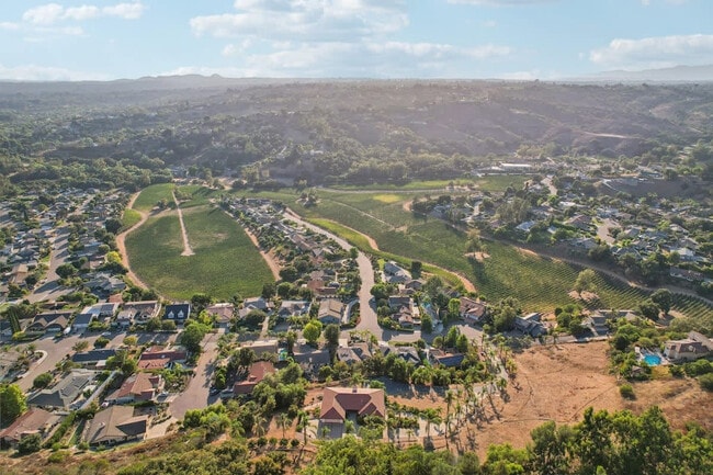 Building Photo - 2908 Lakemont Dr