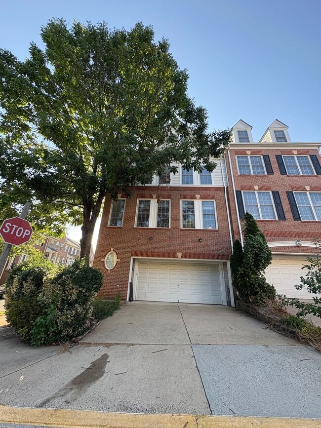 Building Photo - Immaculate 3 Bed 2 Full & 2 Half Bath End ...