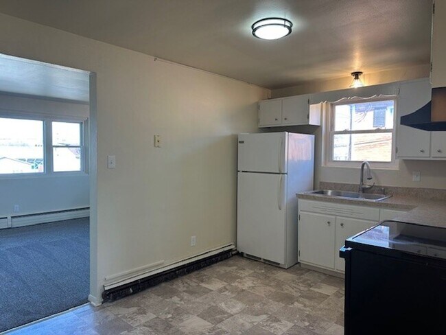 Building Photo - 130 Adelia St