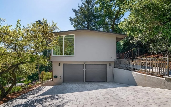 Primary Photo - 5 Oak Springs Dr