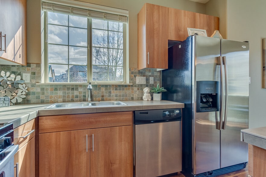 Building Photo - 8077 NE Miriam Way