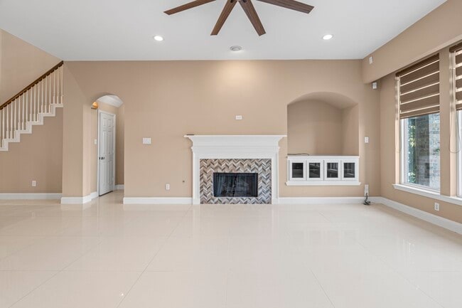 Building Photo - 10011 Lakeside Gables Dr