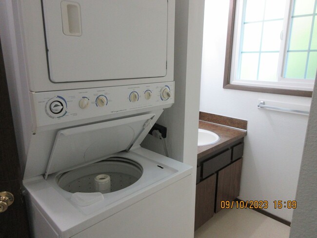 Building Photo - Spacious Triplex with washer/dryer