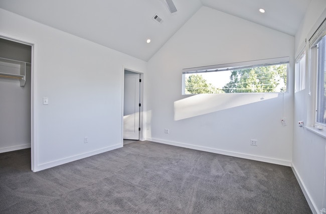 Building Photo - 716 W Stone St