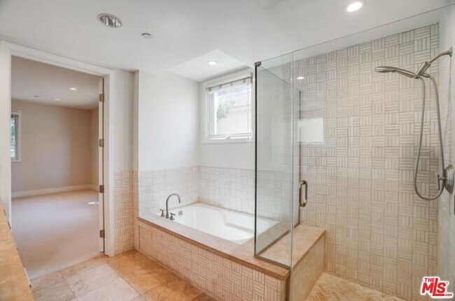Building Photo - 1517 S Bentley Ave