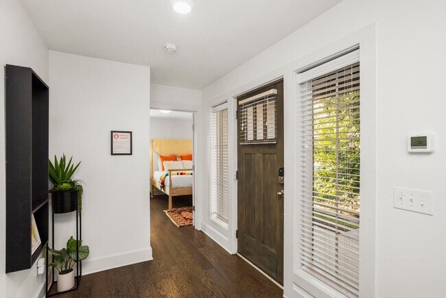 Building Photo - 4 BEDROOM, 5 BATH, 2-CAR GARAGE-