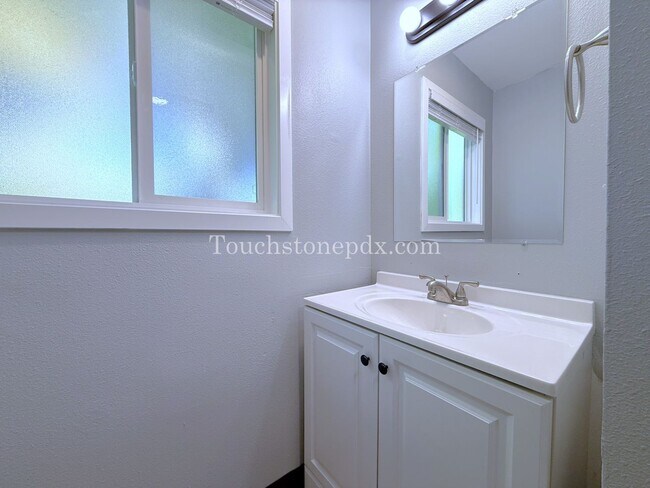 Building Photo - 2nd MONTH RENT FREE! Updated 3 BR Apartment with Patio in Portland