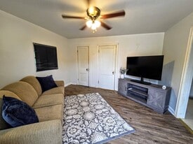 Building Photo - 1008 Runnels St