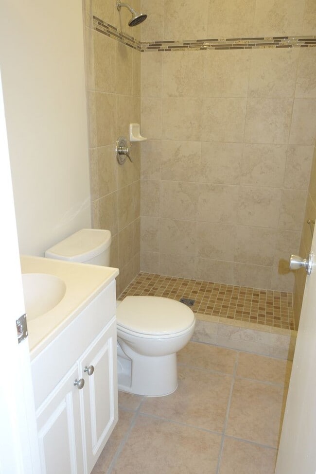 Building Photo - Spacious 3 BD / 3 BA House Minutes from Fa...