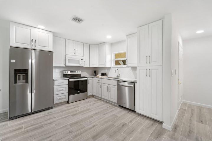 Building Photo - 717 S US Hwy 1