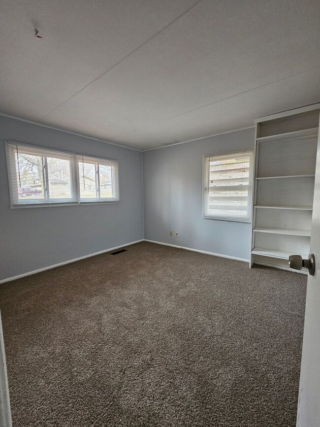 Building Photo - 3 Bd - 2 Ba near Hessel Park