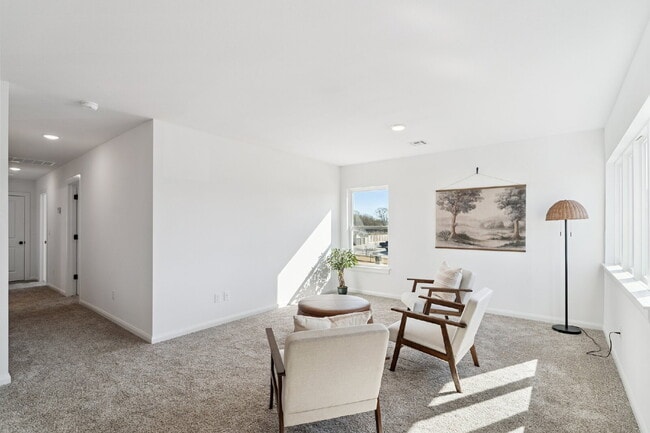 Building Photo - Fully Furnished 4 Bedroom + Bonus Room