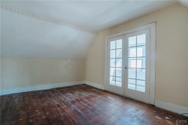 Building Photo - 40 Elm St